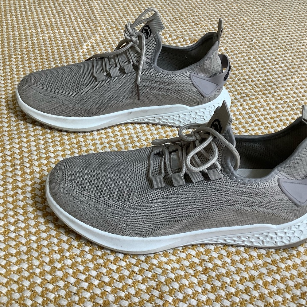 Unltd Running sneakers color gray size 8 almost New.